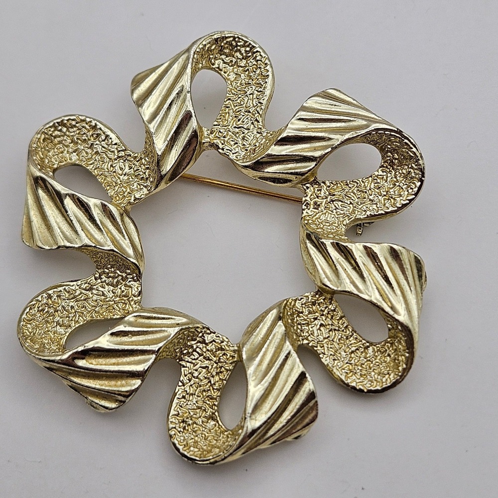 Sarah Coventry Vintage Gold Tone Textured Ribbed Ribbon Wreath Brooch Pin 2"